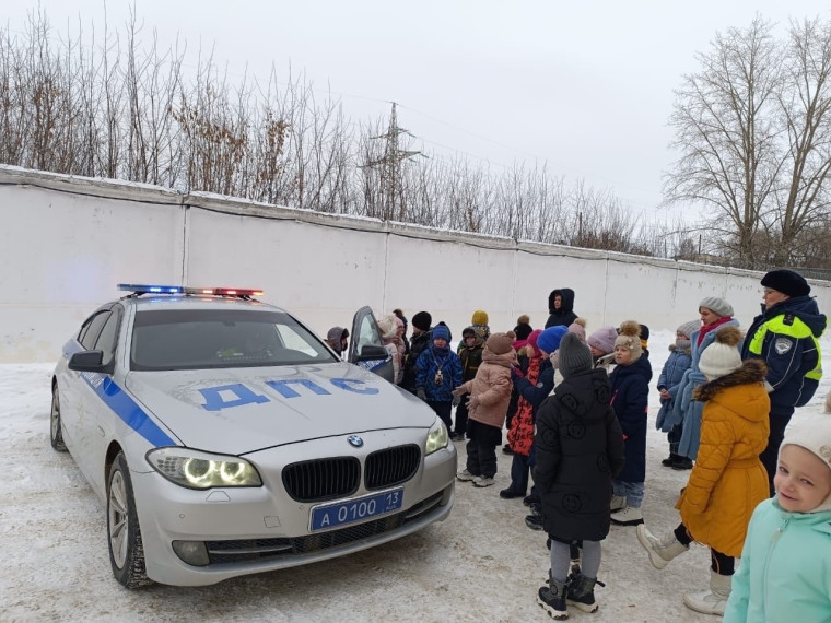 15 декабря ученики 1 «В» класса ездили на экскурсию в Управление Госавтоинспекции МВД по Республике Мордовия.