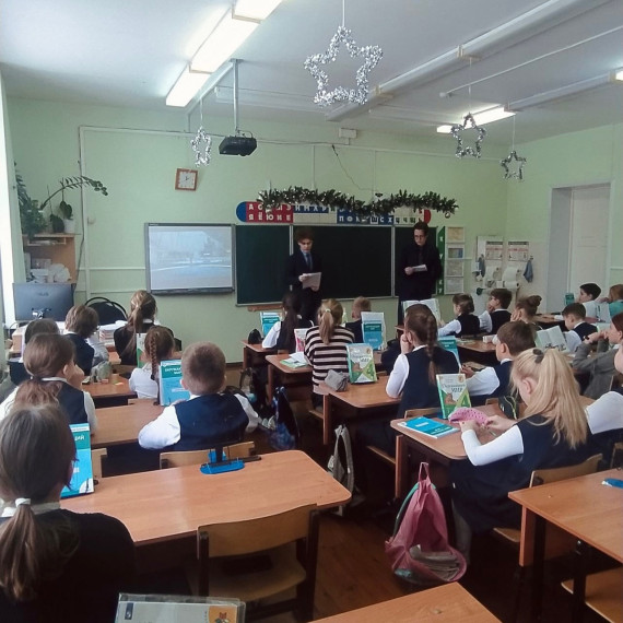 Сегодня наши активисты провели урок для начальных классов о выставке «Россия» на ВДНХ!.