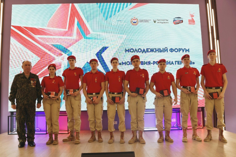 20 февраля, в рамках проведения молодежного форума "Мордовия - Родина героев", юнармейцы отряда "Звезда" были награждены нагрудным знаком "Юнармейская доблесть" 3 степени.